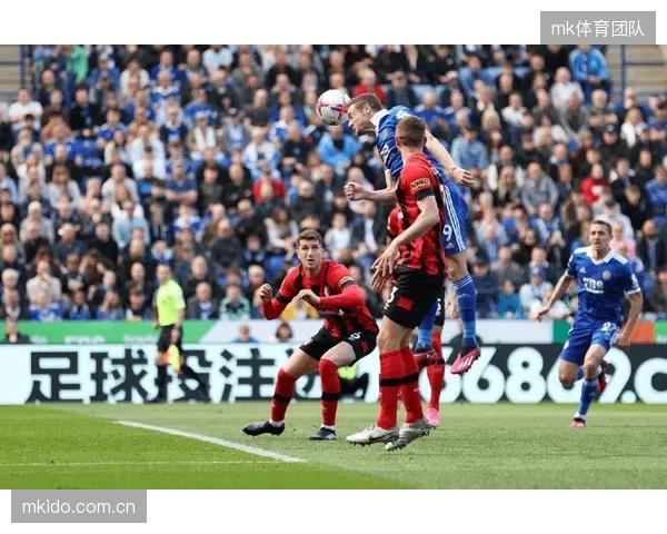 那不勒斯以传控和高位逼抢主导比赛，统治级表现提前锁定联赛冠军。